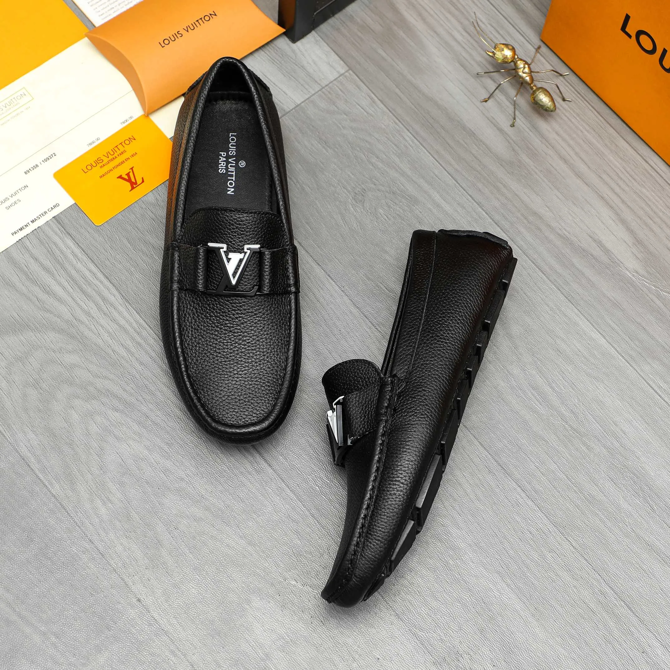 Men's shoes 💰420 Product trademark: LV "Louis Vuitton" casual slip-on shoes Regular size: 38-46 (45.46 custom-made, non-returnable) Product materials: Selected pebbled cowhide upper, sheepskin lining, original rubber outsole